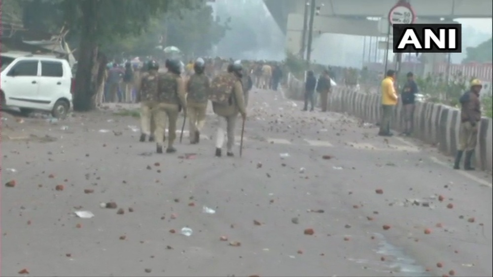 दिल्ली में जामिया के बाद अब सीलमपुर में हिंसक प्रदर्शन, पथराव, पुलिस चौकी फूंकी