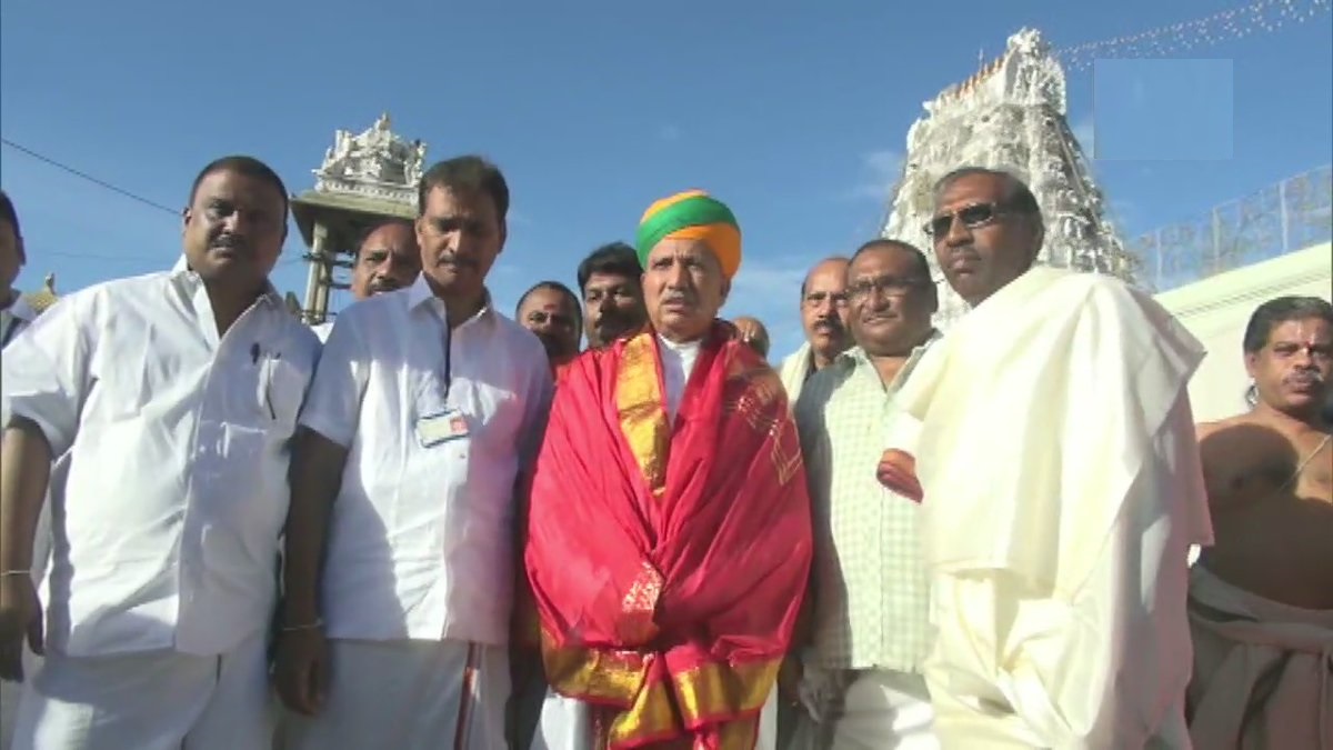 तिरुमाला: केंद्रीय संसदीय मामलों के राज्य मंत्री अर्जुन राम मेघवाल ने आज तिरुपति बालाजी मंदिर में दर्शन के दौरान।