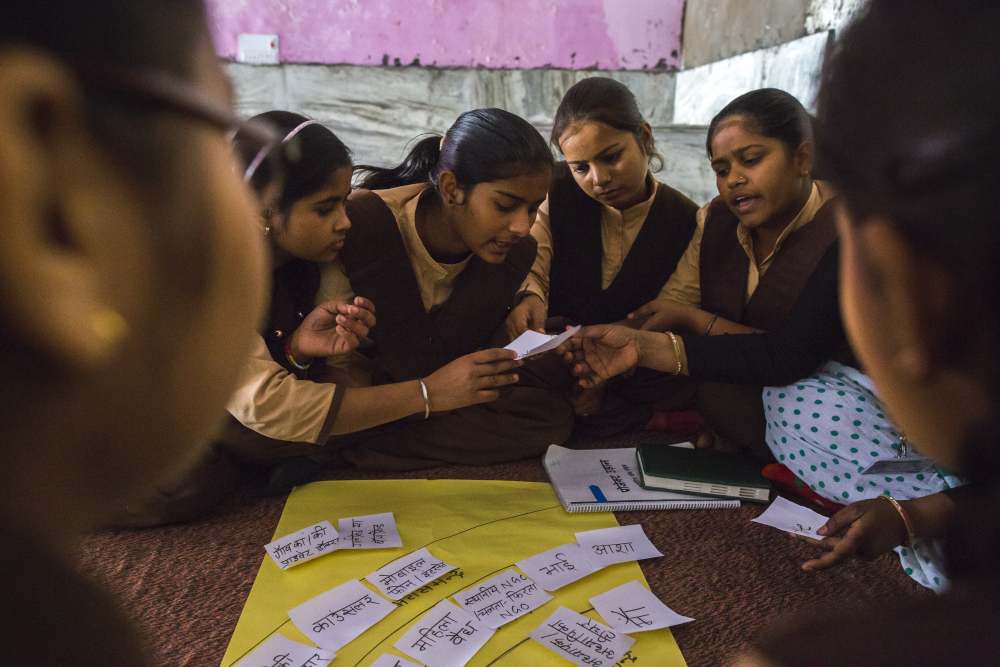 स्कूली छात्रा ने अपने नवविवाहित बहन-बहनोई को गर्भनिरोध पर परामर्श लेने को आखिर तैयार कर ही लिया