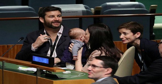 यूएन असेंबली हॉल में तीन महीने की बेटी के साथ पहुंचीं न्यूजीलैंड की पीएम, हुई तारीफ