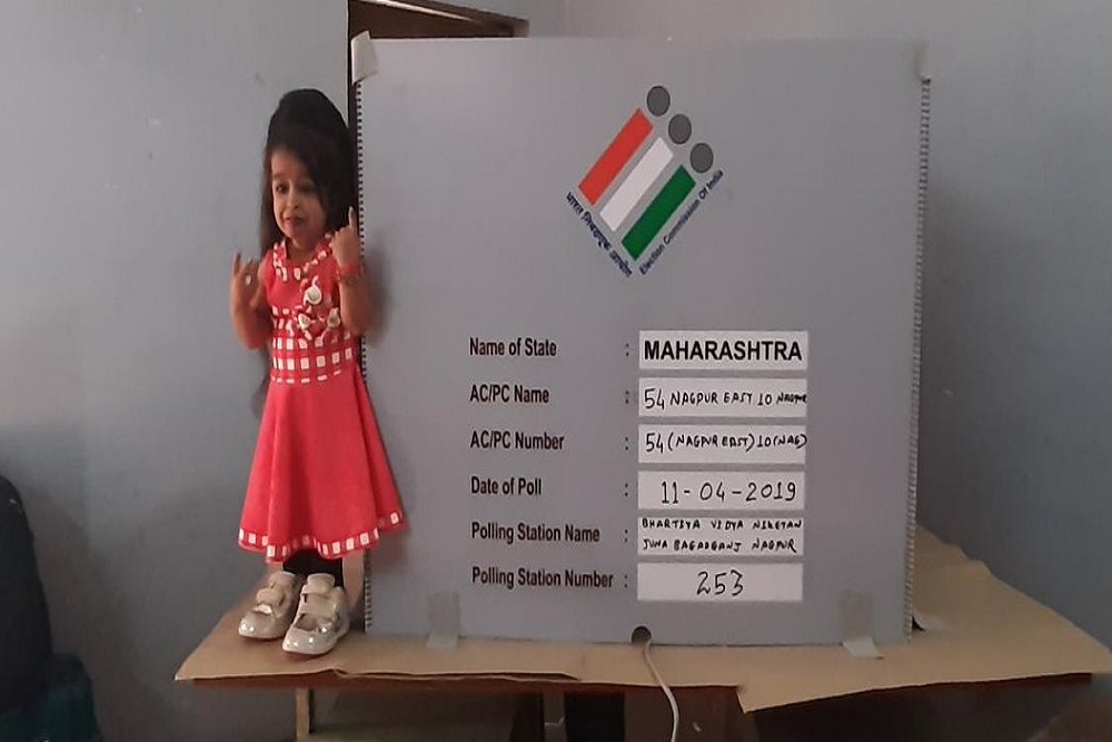 दुनिया की सबसे छोटी महिला ज्योति आमगे ने नागपुर में डाला अपना वोट