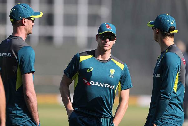 राजकोट में भारत और ऑस्ट्रेलिया के बीच अपने दूसरे एक दिवसीय अंतर्राष्ट्रीय क्रिकेट मैच से पहले अभ्यास सत्र के दौरान ऑस्ट्रेलिया के स्टीवन स्मिथ टीम के साथियों के साथ बातचीत करते हुए