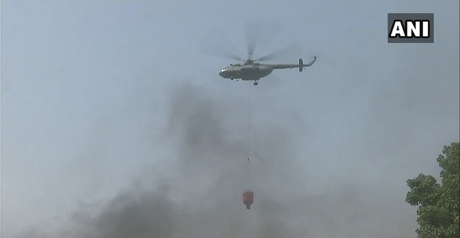 दिल्ली के मालवीयनगर में लगी आग, सेना के हेलीकॉप्टर ने इस तरह की मदद