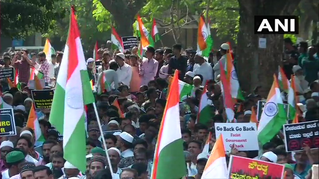 कर्नाटक में शिवमोग्गा के ईदगाह मैदान में नागरिकता कानून और एनआरसी के विरोध में प्रदर्शन करते लोग