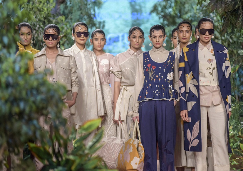 नई दिल्ली में इंडिया फैशन वीक के दौरान रैंप पर चलतीं मॉडल