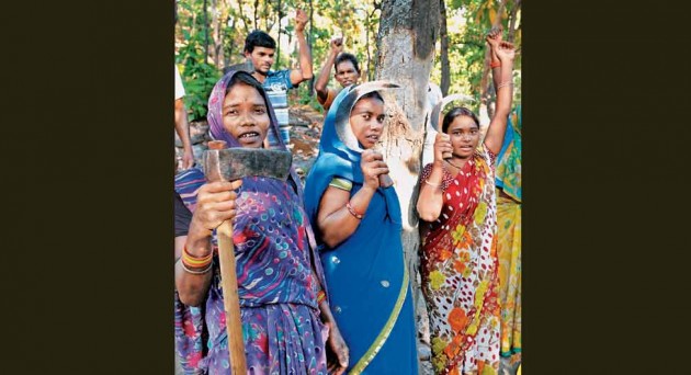 जुल्म के खिलाफः बरसों अत्याचार सहने के बाद जाग रही हैं आदिवासी औरतें