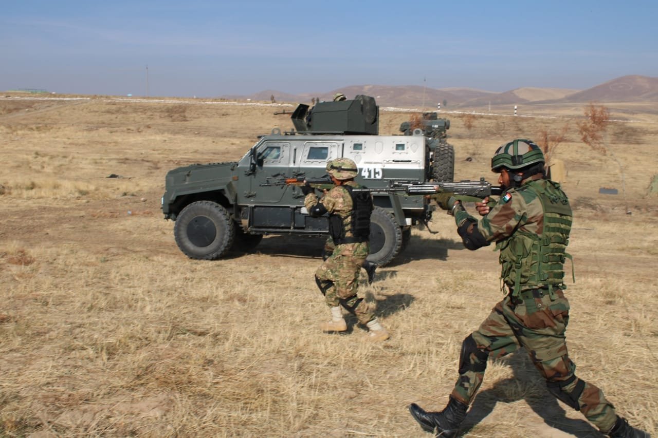 डस्टलिक-2019 के दौरान उजबेकिस्तान सेना को प्रशिक्षण देती भारतीय सेना की टुकड़ी