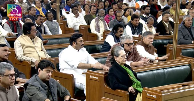 कश्मीर में फंसे कांग्रेस के वरिष्ठ नेता, संसद की संयुक्त बैठक में अकेली बैठीं सोनिया गांधी