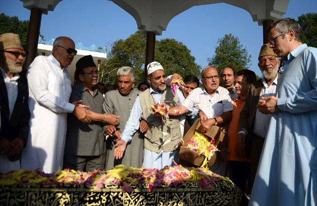 सरकार ने जन्मदिन पर शेख अब्दुल्ला को महान नेता बताया लेकिन उनकी कब्र पर धारा 144 लागू