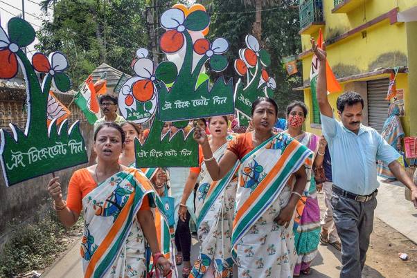 पश्चिम बंगाल विधानसभा चुनाव के दौरान नदिया में प्रचार रैली करते तृणमूल कांग्रेस के समर्थक