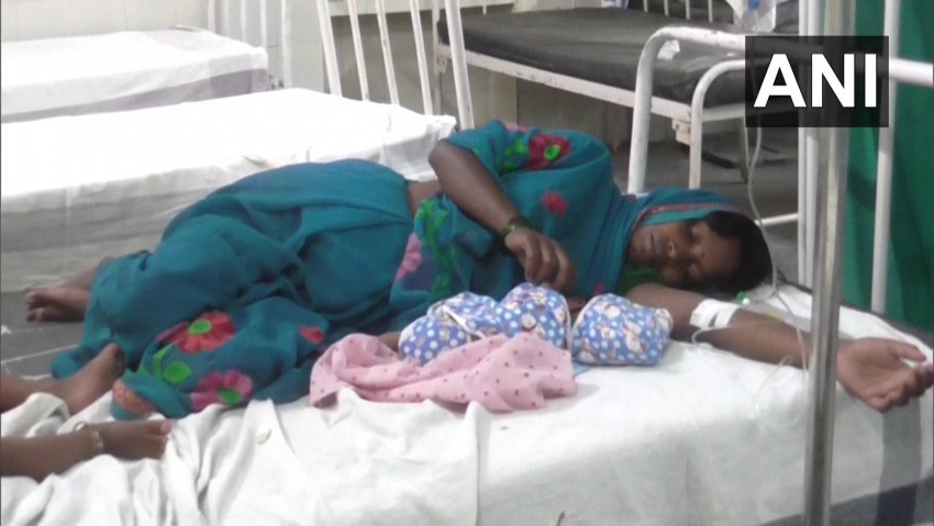 पैदल चलते श्रमिकों का हाल- महिला ने सड़क पर दिया बच्चे को जन्म; तेलंगाना में 300 किमी चलने के बाद मजदूर की मौत
