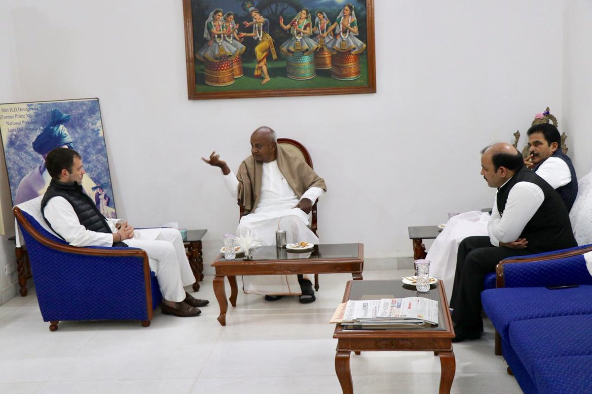 कांग्रेस अध्यक्ष राहुल गांधी ने आगामी लोकसभा चुनावों के लिए कर्नाटक में सीट बंटवारे के मुद्दे पर पूर्व प्रधानमंत्री और जेडीएस नेता एचडी देवगौड़ा से मुलाकात की