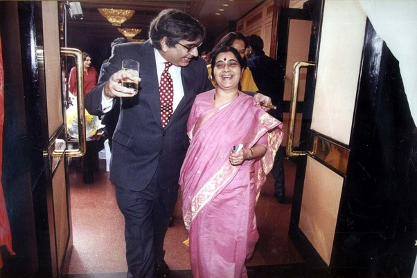 पुरानी तस्वीर: नई दिल्ली में आउटलुक की 5 वीं वर्षगांठ के समारोह के दौरान विनोद मेहता के साथ सुषमा स्वराज