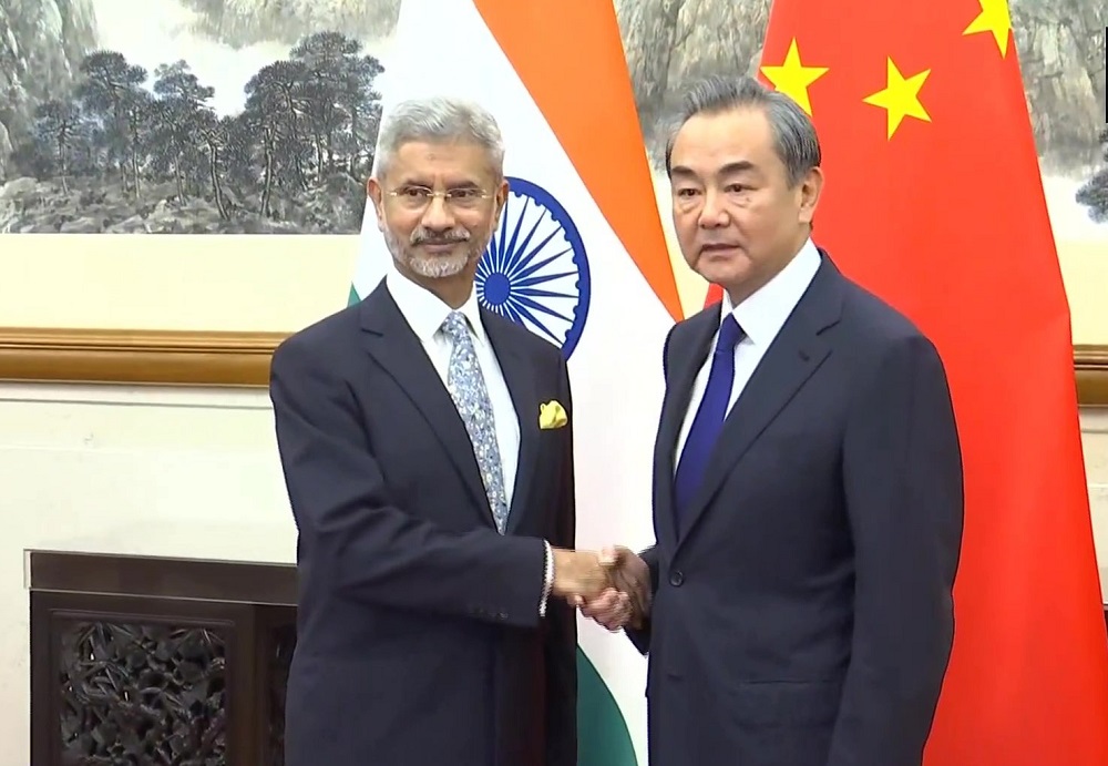 बीजिंग में चीन के विदेश मंत्री वांग यी से मुलाकात करते भारत के विदेश मंत्री सुब्रह्मण्यम जयशंकर