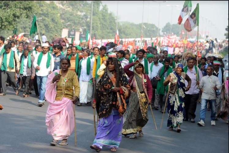 हजारों किसान दिल्ली की सड़कों पर, राहुल-केजरीवाल समेत कई नेता शामिल