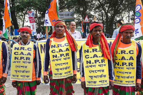 कोलकाता में एनआरसी  और सीएए के खिलाफ तृणमूल कांग्रेस के धरने के दौरान प्रदर्शन करते आदिवासी समुदाय के सदस्य