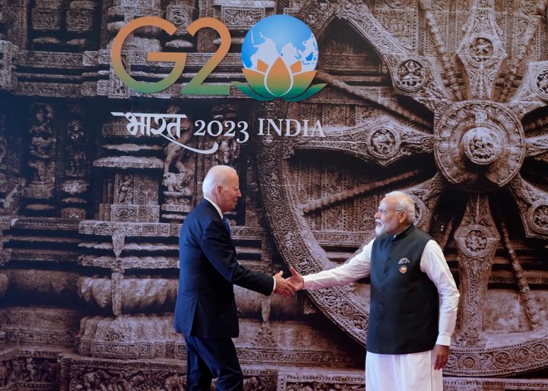 मोदी ने जी20 नेताओं का हाथ मिलाकर स्वागत किया, पृष्ठभूमि में कोणार्क चक्र ने बढ़ाई शोभा