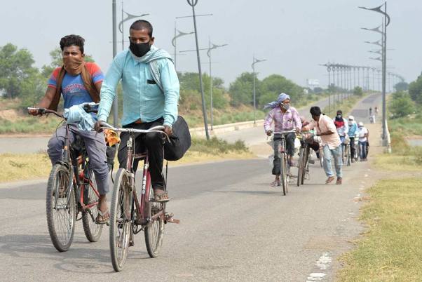लॉकडाउन के दौरान उत्तर प्रदेश के विभिन्न जिलों में रहने वाले प्रवासी श्रमिक चंडीगढ़ से अपने मूल स्थानों तक पहुंचने के लिए साइकिल से निकले