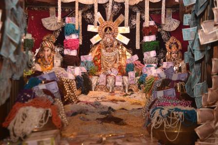 धनतेरस के दिन रतलाम में आभूषणों से सजाया गया महालक्ष्मी देवी का मंदिर