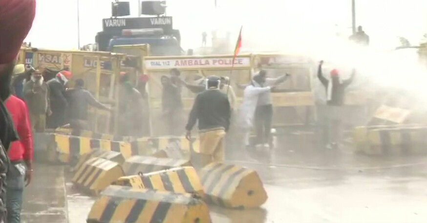 किसानों का दिल्ली कूच: शंभू बॉर्डर पर उग्र हुए प्रदर्शनकारी, पुलिस ने वाटर कैनन का किया इस्तेमाल, दागे आंसू गैस के गोले