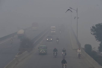 लाहौर में सांस लेना हुआ जानलेवा! पाकिस्तान ने वायु प्रदूषण का आरोप भारत पर लगाया