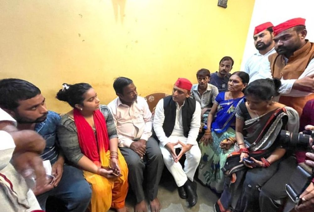 मनीष गुप्ता की संदिग्ध परिस्थितियों में मौत के बाद सपा अध्यक्ष अखिलेश यादव ने की कानपुर में उनके परिवार से मुलाकात