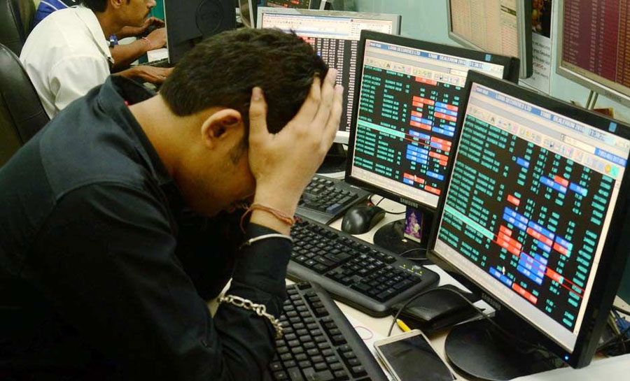 भारत-अमेरिका के बीच टैरिफ वॉर से 491 अंक गिरकर बंद हुआ शेयर बाजार