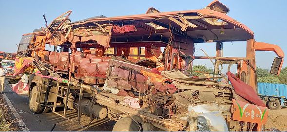 महाराष्ट्र: निजी बस और ट्रक के बीच टक्कर में 10 लोगों की मौत, सीएम शिंदे ने दिए जांच के आदेश