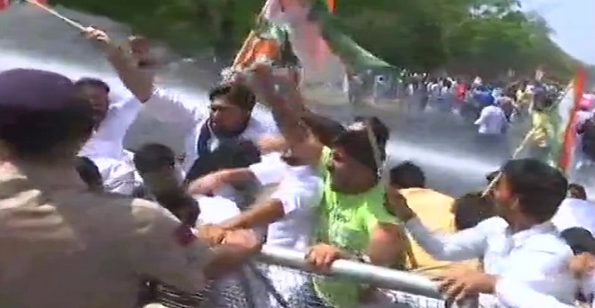 SC/ST स्कॉलरशिप फंड को लेकर पंजाब यूथ कांग्रेस का प्रदर्शन, पुलिस ने की पानी की बौछार