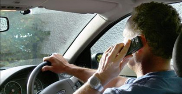 गाड़ी चलाते वक्त 70 प्रतिशत लोगों में स्मार्टफोन इस्तेमाल की  प्रवृत्ति खतरनाक