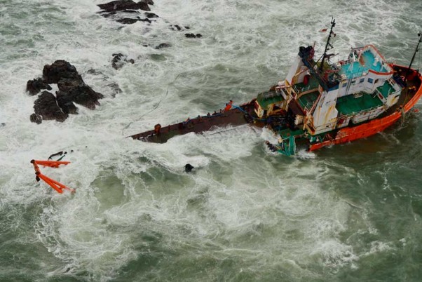 तौकते तूफान : मुंबई के पास डूबा भारतीय जहाज, अब तक 146 को बचाया गया, 273 लोग थे सवार