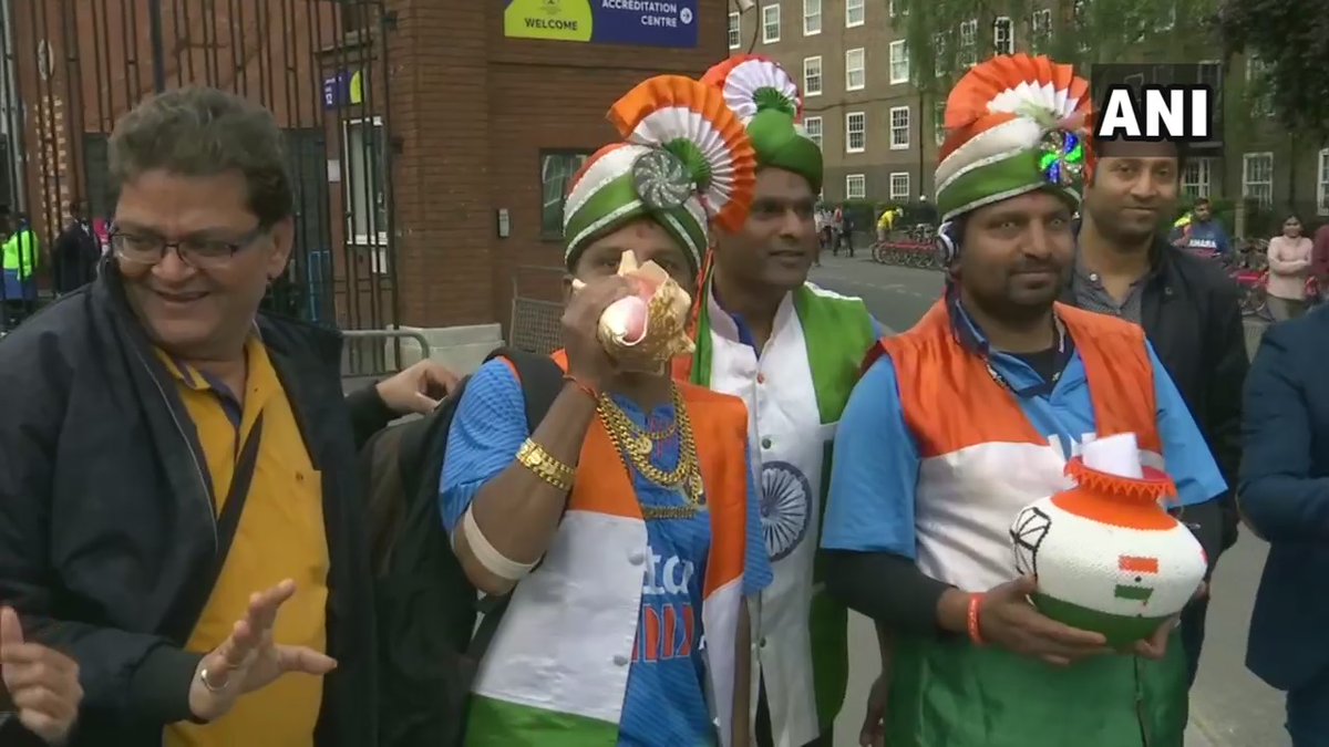 वर्ल्ड कप 2019 में ऑस्ट्रेलिया के खिलाफ भारत की जीत पर द ओवल के बाहर जश्न मनाते फैन्स