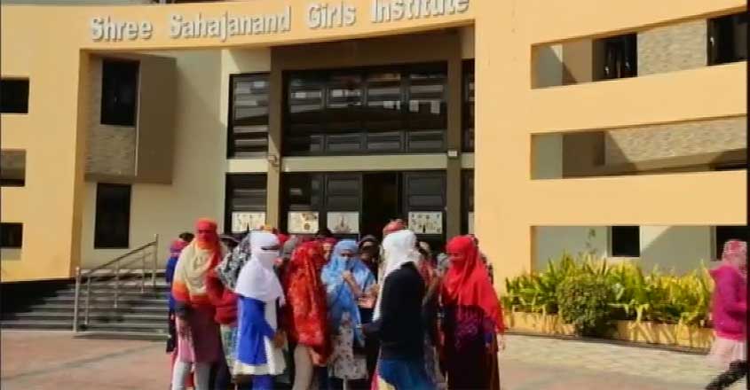 भुज के एक कॉलेज में पीरियड्स जांच के लिए 68 छात्राओं के उतरवाए कपड़े, महिला आयोग ने लिया संज्ञान