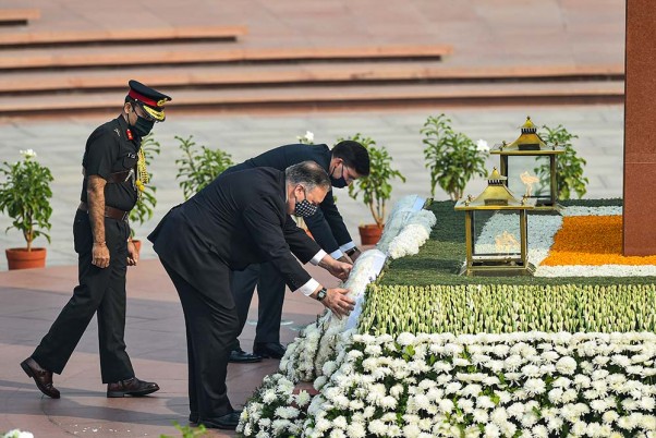 राजधानी दिल्ली में राष्ट्रीय युद्ध स्मारक पर शहीदों को श्रद्धांजलि अर्पित करते अमेरिका के विदेश मंत्री माइक पोम्पियो और रक्षा मंत्री मार्क एस्पर