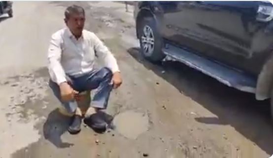 वीडियो: बीच सड़क में जब धरने पर बैठे कांग्रेस नेता हरीश रावत, जानें क्या है पूरा मामला