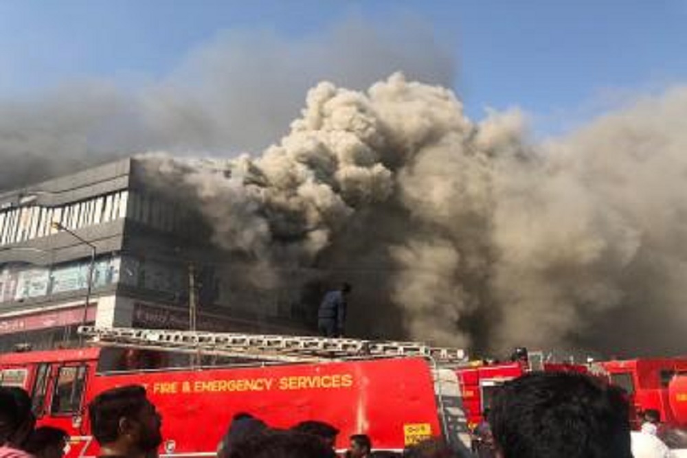 सूरत की इमारत में भीषण आग लगने से 20 छात्रों की मौत, जान बचाने के लिए चौथी मंजिल से कूदे बच्चे