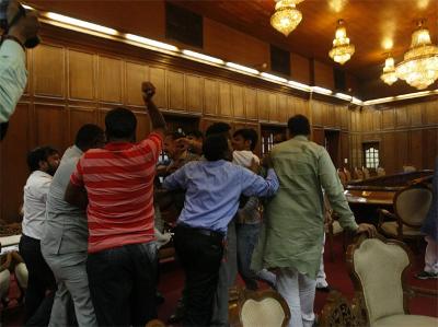 दिल्ली विधानसभा में दो लोगों ने फेंके पर्चें, सीएम और सतेंद्र जैन से मांगा इस्तीफा