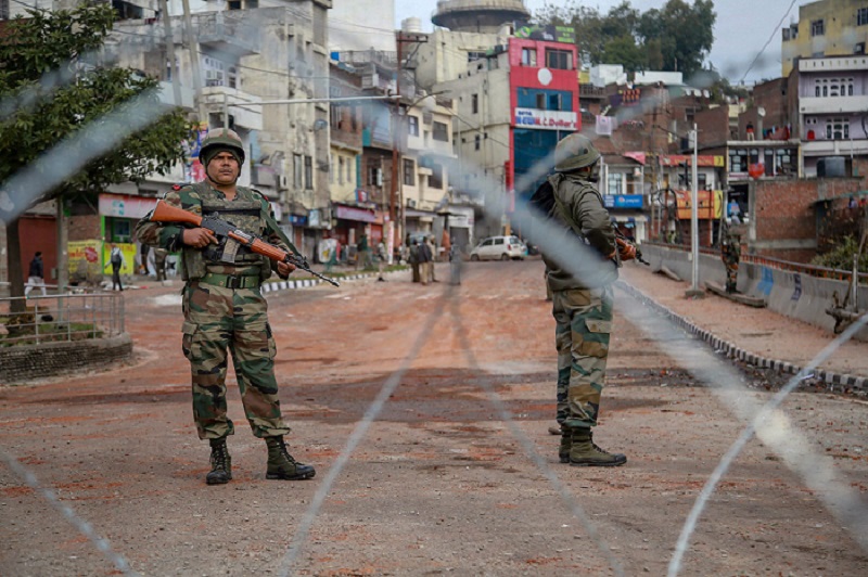 जम्मू में कर्फ्यू के दौरान सुनसान सड़क का दृश्य