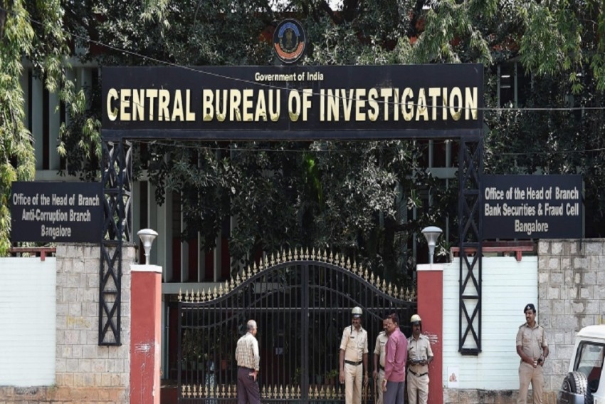 राजधानी दिल्ली में सीबीआई की बड़ी कार्रवाई, स्वास्थ्य मंत्रालय का अधिकारी रिश्वर लेते गिरफ्तार