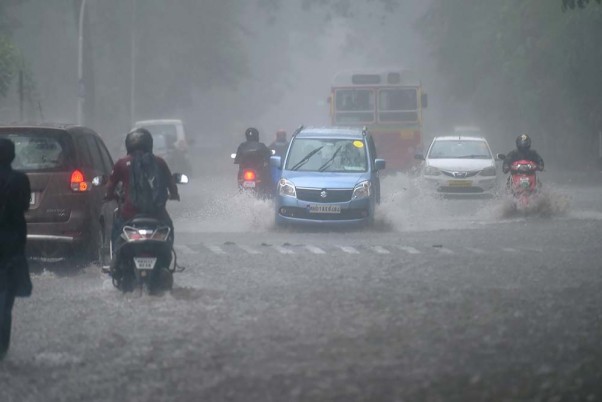 मुंबई में तौकते तूफान के कारण कई इलाकों में भारी बारिश से जलजमाव