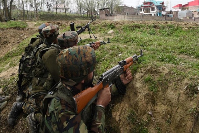 जम्मू कश्मीर: पुलवामा में आतंकियों और सुरक्षाबलों के बीच मुठभेड़, जैश के 4 आतंकी ढेर