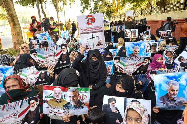 ईरान के कमांडर जनरल कासिम सुलेमानी को अमेरिका द्वारा मारे जाने के खिलाफ नई दिल्ली में प्रदर्शन करते मुस्लिम संगठन के सदस्य