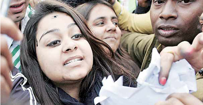 केजरीवाल पर स्याही फेंकने वाली महिला एक दिन की रिमांड पर