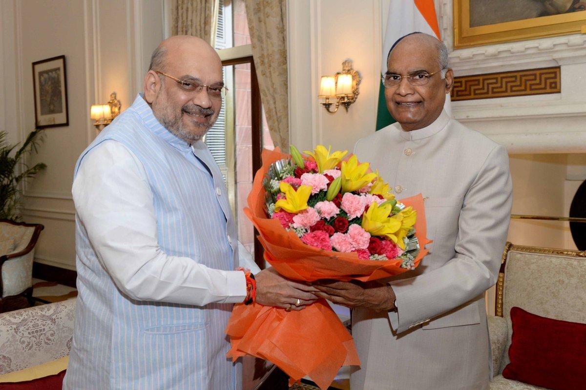 राजधानी दिल्ली में राष्ट्रपति राम नाथ कोविंद से मुलाकात करते केंद्रीय गृहमंत्री अमित शाह।
