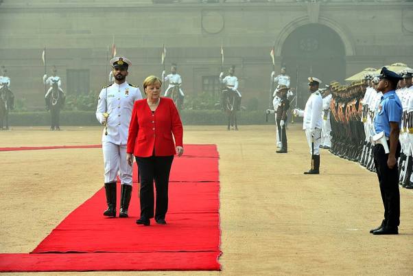 राजधानी दिल्ली में राष्ट्रपति भवन में अपने औपचारिक स्वागत समारोह के दौरान जर्मन चांसलर एंजेला मर्केल