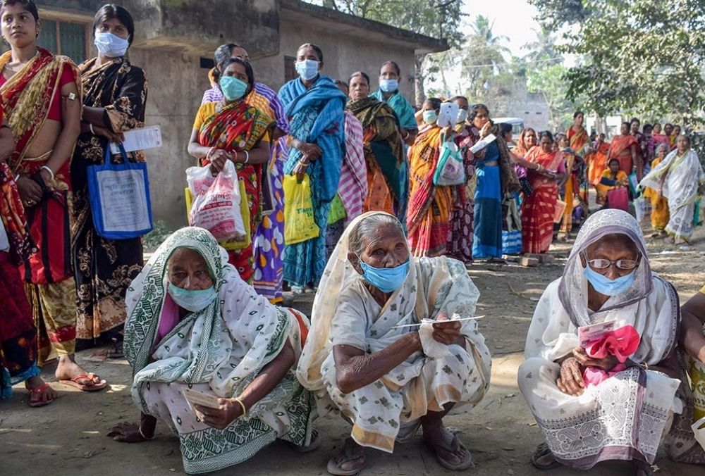 पश्चिम बंगाल के नादिया जिले में कोविड-19 वैक्सीनेशन के लिए लगी लोगों की लाइन