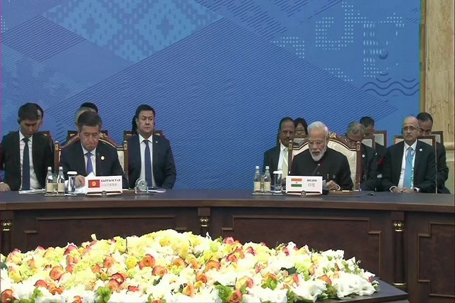किर्गिस्तान के बिश्केक में शंघाई सहयोग संगठन के शिखर सम्मेलन में सदस्य देशों के नेताओं को संबोधित करते प्रधानमंत्री नरेंद्र मोदी।
