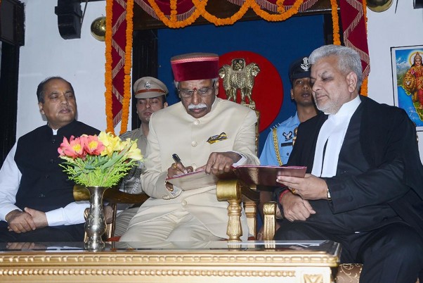 शिमला के राजभवन में  बंडारू दत्तात्रेय को हिमाचल प्रदेश के राज्यपाल पद की शपथ दिलाते न्यायमूर्ति धरम चंद चौधरी
