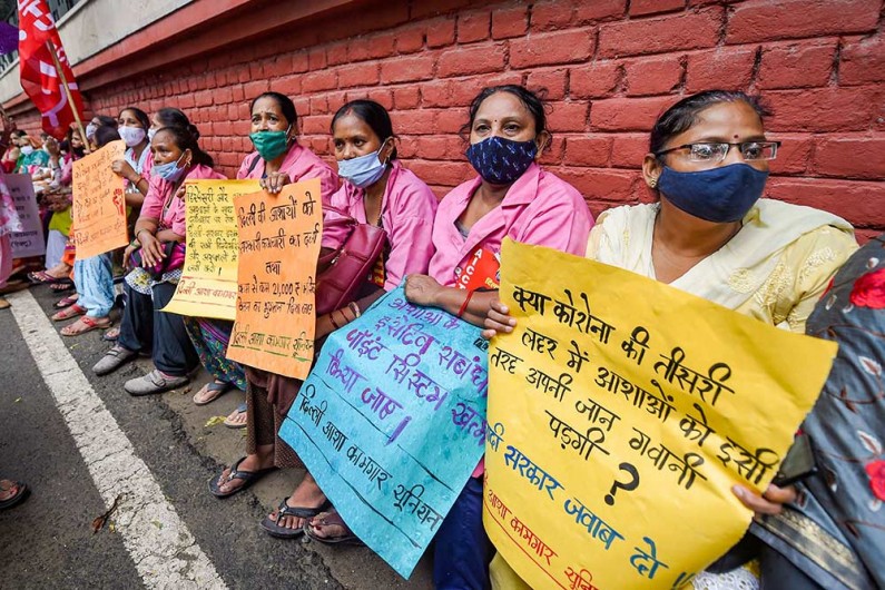 नई दिल्ली में राज्य और केंद्र सरकार के खिलाफ 'आशा अधिकार मार्च' के दौरान आशा कामगार यूनियन