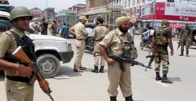 जम्मू-कश्मीर में आतंकियों ने अपहरण  किए गए पुलिसवालों के रिश्तेदारों में से एक को छोड़ा